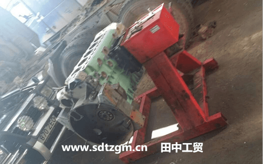 國(guó)外客戶(hù)使用田中發(fā)動(dòng)機(jī)拆裝翻轉(zhuǎn)架.png