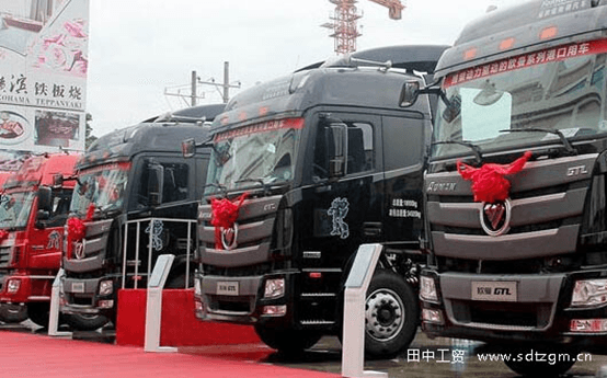 活動(dòng)現(xiàn)場展示出的福田歐曼GTL和ETX港口牽引車