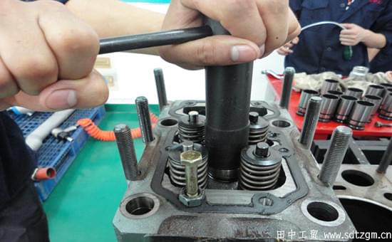 使用專用噴油器襯套拆裝工具進行拆裝